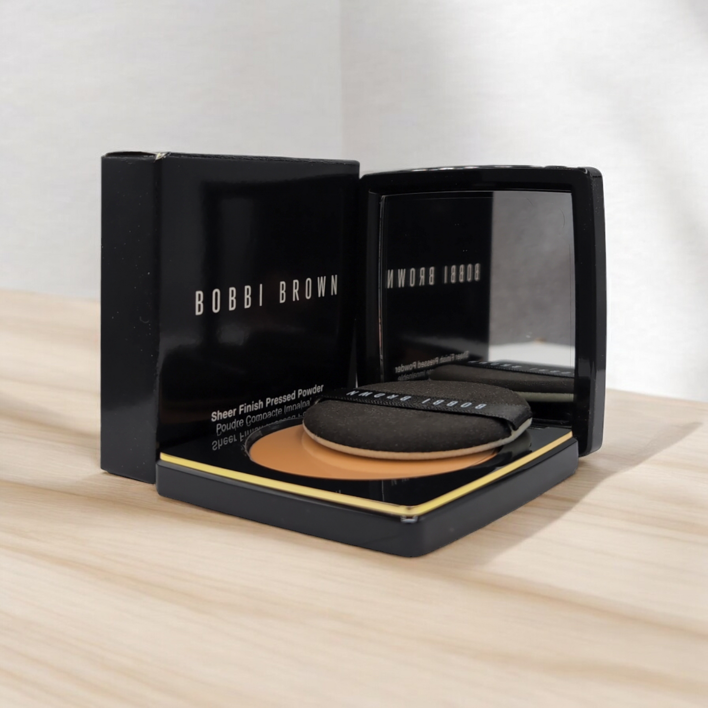 Bobbi Brown Sheer Finish Polvo compacto - Miel suave 0,31 oz / 9 g